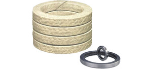 Stapel von beige Packungsdichtungen und zwei Metallringe auf weißem Hintergrund.