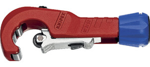 Ein roter Rohrabschneider mit einer blauen Drehkappe und silbernen Klingen.