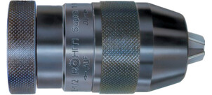 Ein metallisches Bohrfutter mit gerändelter Oberfläche und Beschriftungen für Richtungsangaben.