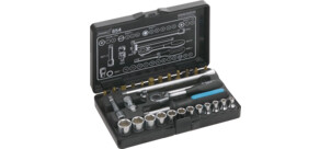 Ein Steckschlüsselsatz in einem offenen Koffer, der verschiedene Stecknüsse und eine Ratsche zeigt.