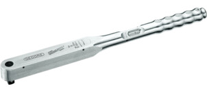 Ein silberner Drehmomentschlüssel aus Metall mit Griffmulden für präzises Anziehen von Schrauben.