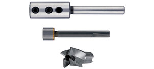 Drei verschiedene Bohrwerkzeuge eines Zapfensenker-Kombisystems sind nebeneinander angeordnet.