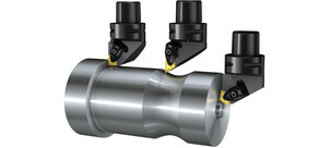 Drei Drehwerkzeuge bearbeiten ein zylindrisches Metallstück.