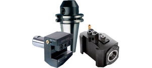 Verschiedene Arten von Werkzeugspannsystemen liegen nebeneinander auf einer Fläche.