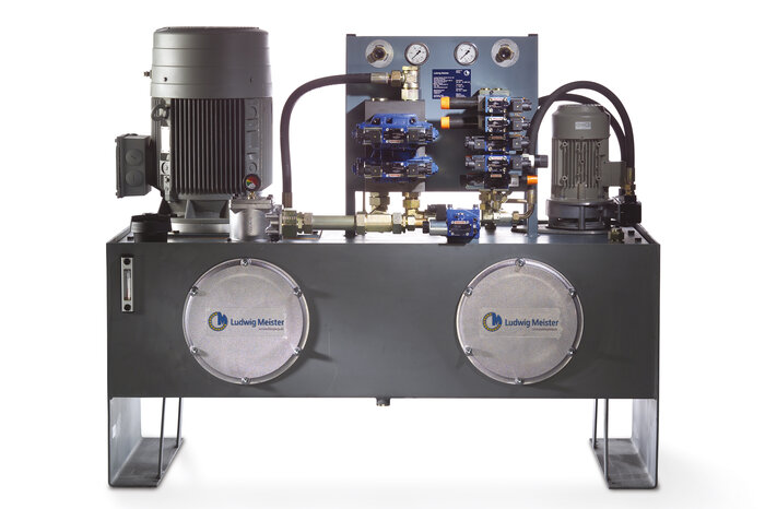 Ein komplexes Hydrauliksystem mit Motoren, Ventilen und Druckanzeigen, auf einem stabilen Rahmen montiert.
